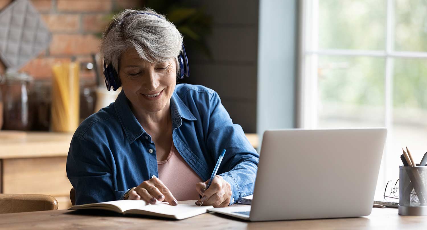 Frau sitzt am Laptop und arbeitet